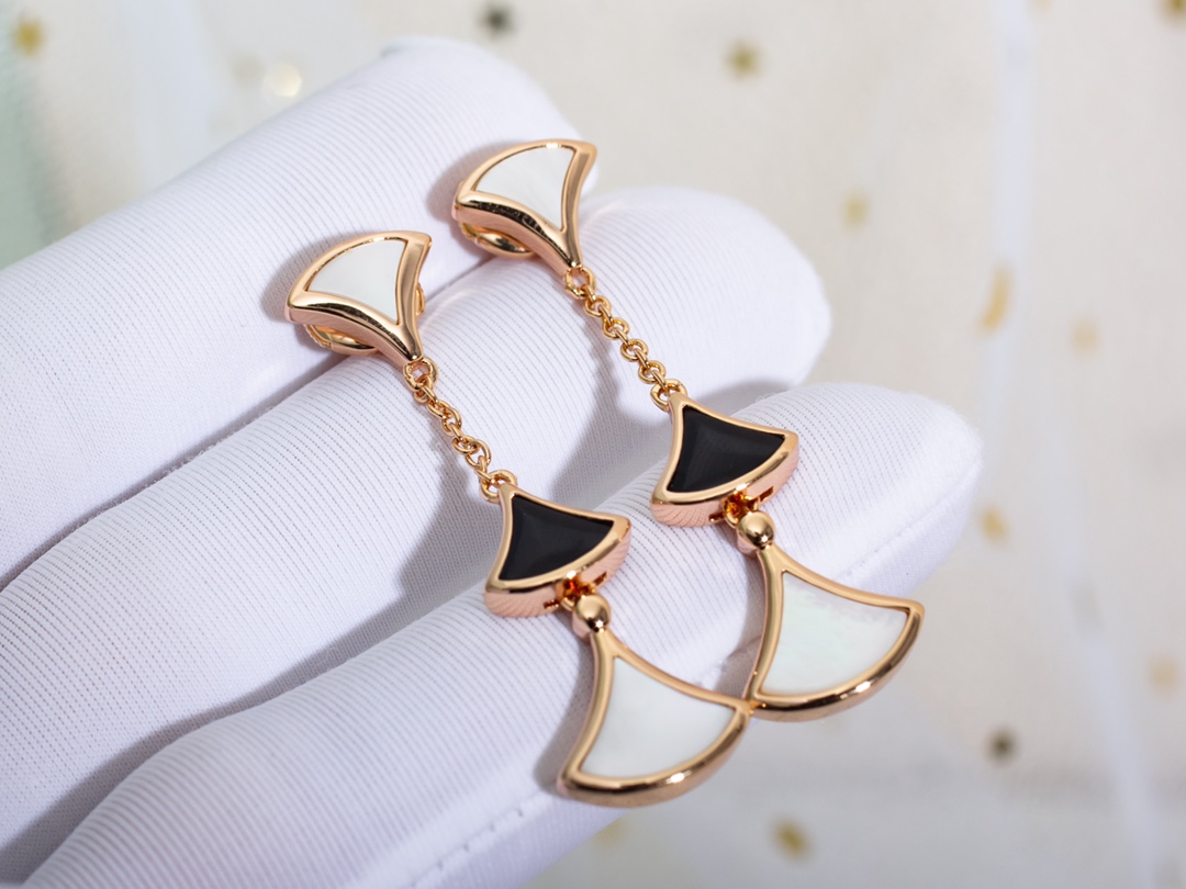 Boucles d'oreilles Bvlgari Divas' Dream, onyx, nacre, pendantes longues