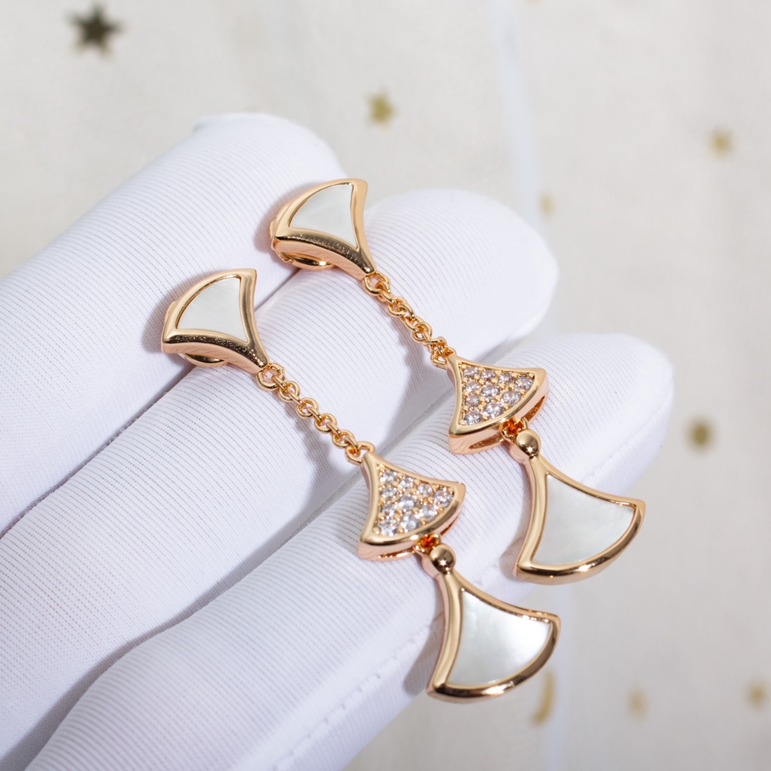 Серьги Bvlgari DIVAS' DREAM из белого перламутра в форме веера, длинные подвески