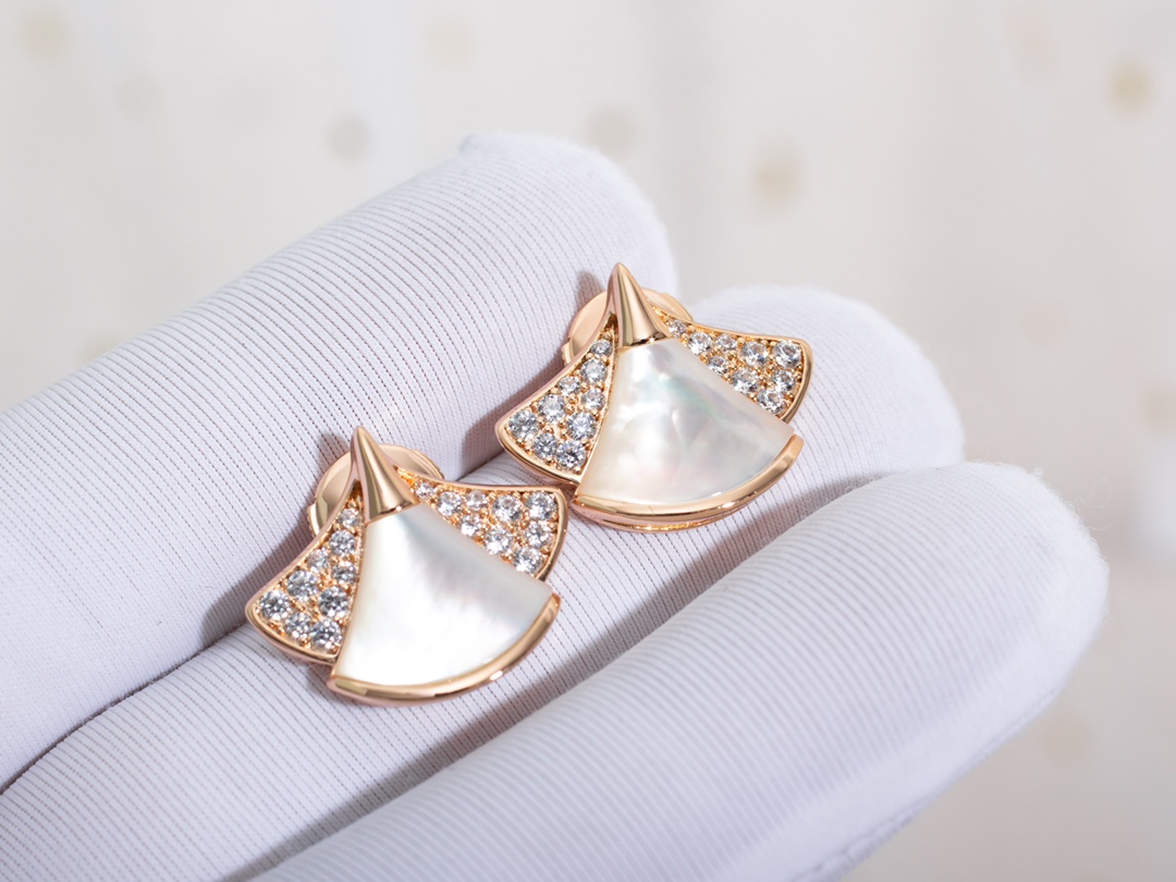 Boucles d'oreilles Bvlgari Diva nacre blanche forme éventail puces