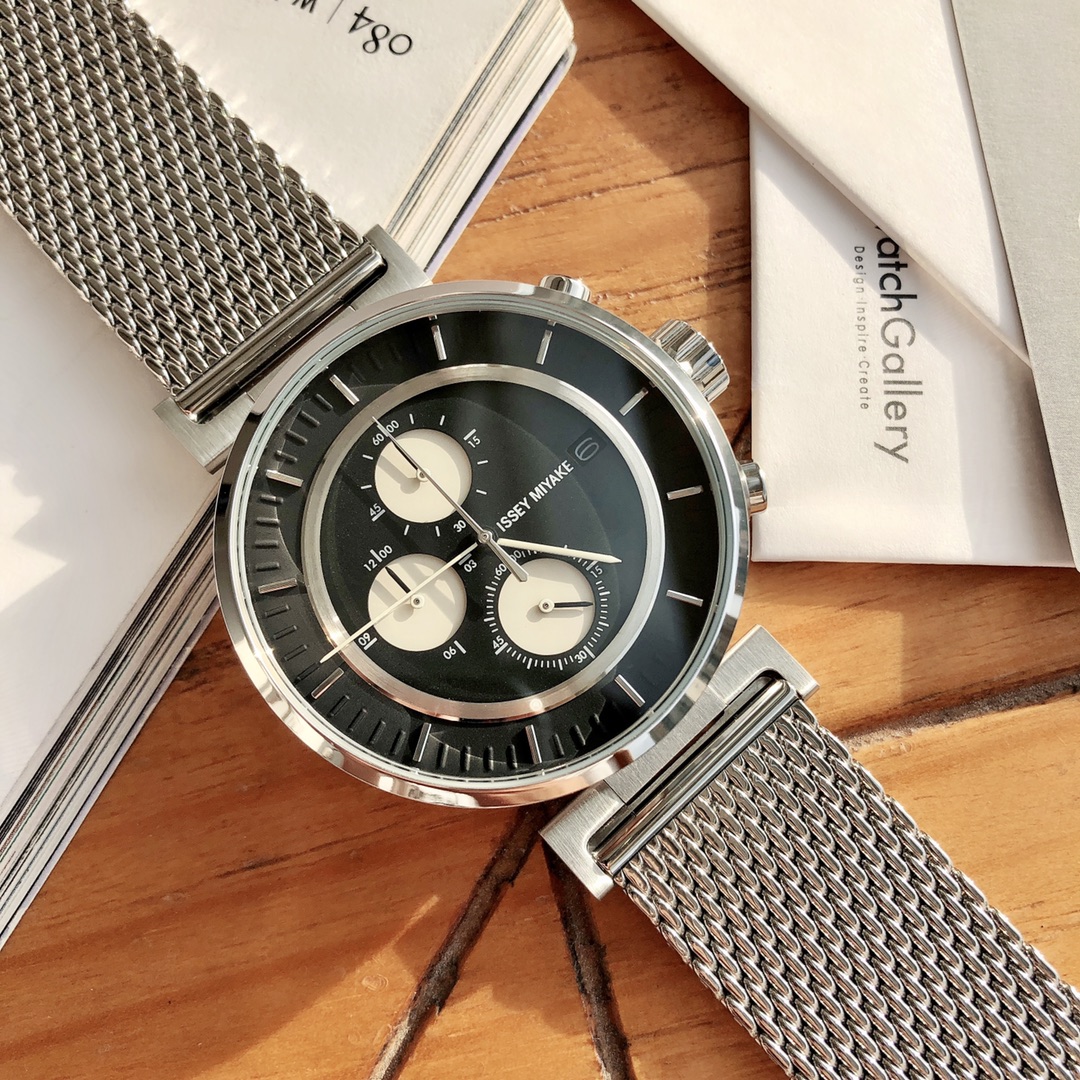 批💰300配盒
三宅一生六针计时石英男表，这个品牌的设计魅力相信不需要再多介绍，三宅一生当年帮乔布斯做了一百件黑色高领衫，他就穿了一辈子，真爱粉无解！这款“W”系列是由Deign by“和田智”奥迪首席设计师集合了日本多位优秀设计师的美妙设计！简约充满力量的金属表壳。43mm表径 搭配不锈钢米兰尼斯表带，50m生活防水 全套包装