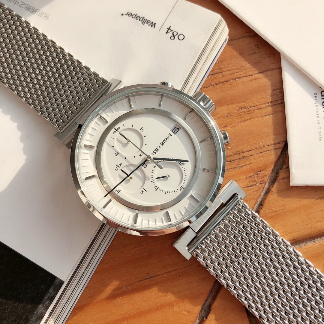 批💰300配盒
三宅一生六针计时石英男表，这个品牌的设计魅力相信不需要再多介绍，三宅一生当年帮乔布斯做了一百件黑色高领衫，他就穿了一辈子，真爱粉无解！这款“W”系列是由Deign by“和田智”奥迪首席设计师集合了日本多位优秀设计师的美妙设计！简约充满力量的金属表壳。43mm表径 搭配不锈钢米兰尼斯表带，50m生活防水 全套包装