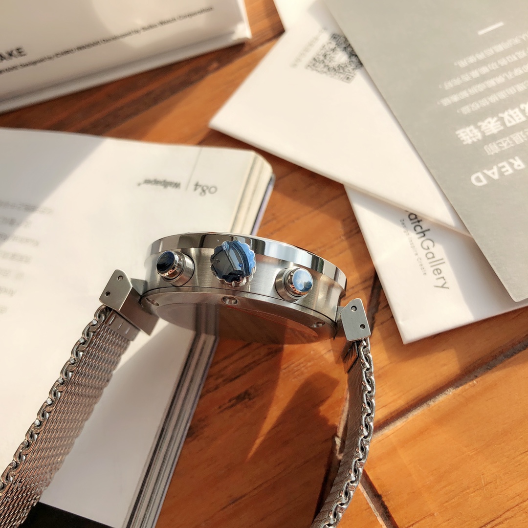 批💰300配盒
三宅一生六针计时石英男表，这个品牌的设计魅力相信不需要再多介绍，三宅一生当年帮乔布斯做了一百件黑色高领衫，他就穿了一辈子，真爱粉无解！这款“W”系列是由Deign by“和田智”奥迪首席设计师集合了日本多位优秀设计师的美妙设计！简约充满力量的金属表壳。43mm表径 搭配不锈钢米兰尼斯表带，50m生活防水 全套包装