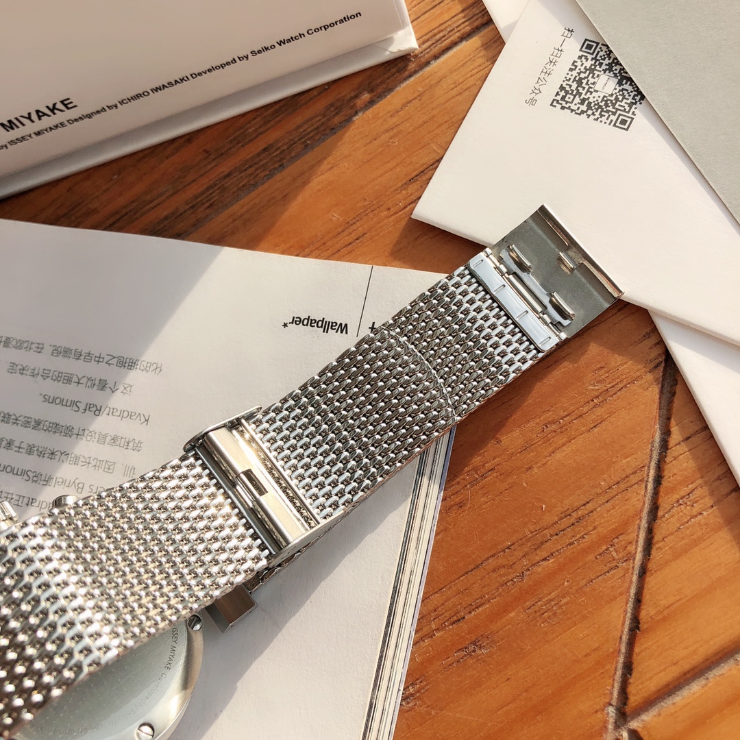 批💰300配盒
三宅一生六针计时石英男表，这个品牌的设计魅力相信不需要再多介绍，三宅一生当年帮乔布斯做了一百件黑色高领衫，他就穿了一辈子，真爱粉无解！这款“W”系列是由Deign by“和田智”奥迪首席设计师集合了日本多位优秀设计师的美妙设计！简约充满力量的金属表壳。43mm表径 搭配不锈钢米兰尼斯表带，50m生活防水 全套包装