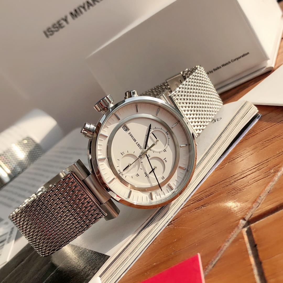 批💰300配盒
三宅一生六针计时石英男表，这个品牌的设计魅力相信不需要再多介绍，三宅一生当年帮乔布斯做了一百件黑色高领衫，他就穿了一辈子，真爱粉无解！这款“W”系列是由Deign by“和田智”奥迪首席设计师集合了日本多位优秀设计师的美妙设计！简约充满力量的金属表壳。43mm表径 搭配不锈钢米兰尼斯表带，50m生活防水 全套包装