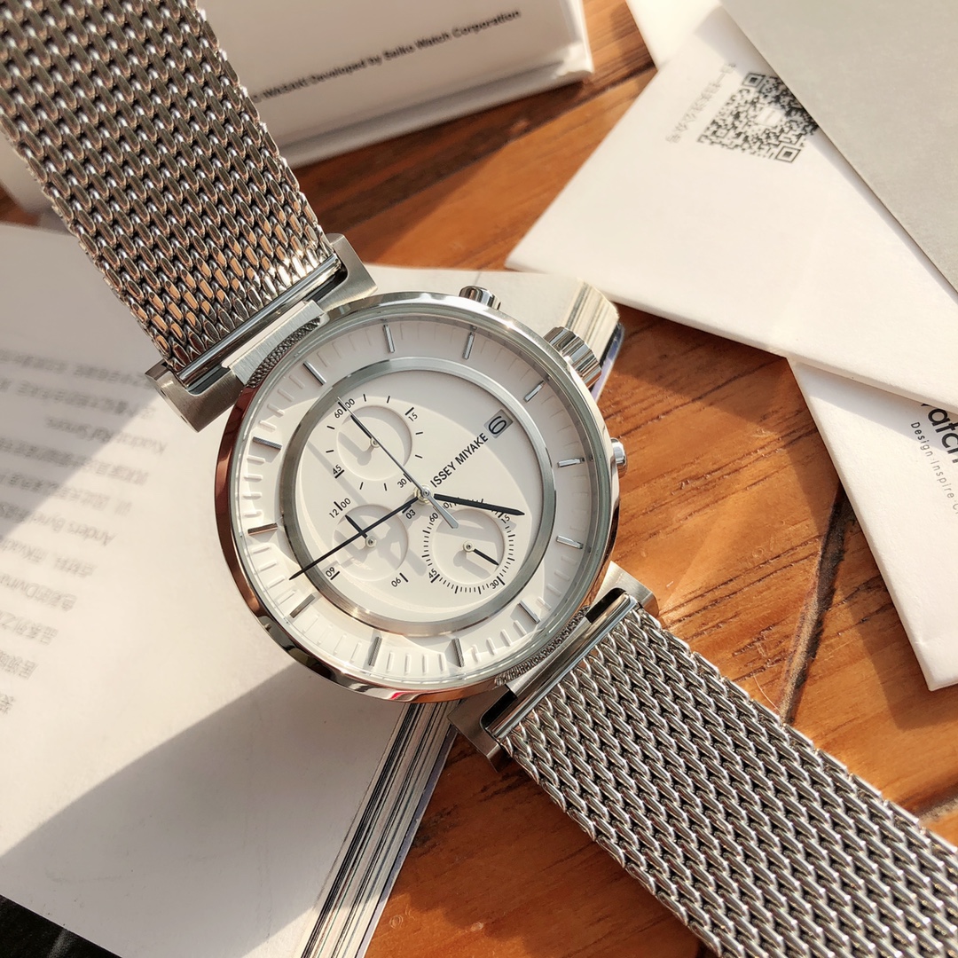 批💰300配盒
三宅一生六针计时石英男表，这个品牌的设计魅力相信不需要再多介绍，三宅一生当年帮乔布斯做了一百件黑色高领衫，他就穿了一辈子，真爱粉无解！这款“W”系列是由Deign by“和田智”奥迪首席设计师集合了日本多位优秀设计师的美妙设计！简约充满力量的金属表壳。43mm表径 搭配不锈钢米兰尼斯表带，50m生活防水 全套包装