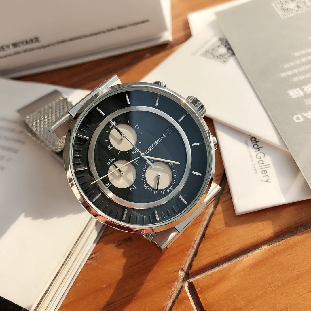 批💰300配盒
三宅一生六针计时石英男表，这个品牌的设计魅力相信不需要再多介绍，三宅一生当年帮乔布斯做了一百件黑色高领衫，他就穿了一辈子，真爱粉无解！这款“W”系列是由Deign by“和田智”奥迪首席设计师集合了日本多位优秀设计师的美妙设计！简约充满力量的金属表壳。43mm表径 搭配不锈钢米兰尼斯表带，50m生活防水 全套包装