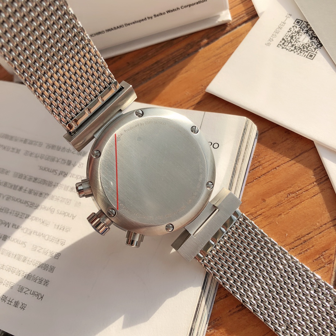 批💰300配盒
三宅一生六针计时石英男表，这个品牌的设计魅力相信不需要再多介绍，三宅一生当年帮乔布斯做了一百件黑色高领衫，他就穿了一辈子，真爱粉无解！这款“W”系列是由Deign by“和田智”奥迪首席设计师集合了日本多位优秀设计师的美妙设计！简约充满力量的金属表壳。43mm表径 搭配不锈钢米兰尼斯表带，50m生活防水 全套包装