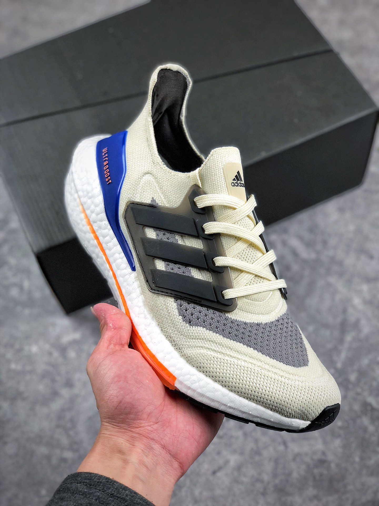 本地自取 支持放店
纯原版本Ad Ultra Boost 21 Consortium 阿迪达斯新款厚底爆米花跑鞋 !较UB20增加6%Boost，全掌Boost将缓震和能量回馈再一次进行了升级，提供更好的舒适穿着体验，UB7.0 360oPrimeknit编织工艺，S型Heel Counter提供更加精准锁定后跟，带来出众的后跟包裹，LEP创新大底延续马牌橡胶大底，同时新加入LEP结构，为每一步提供更多动力及更好回弹
货号:S23836 
码数：36 36.5 37 38 38.5 39 40 40.5 41 42 42.5 43 44 44.5