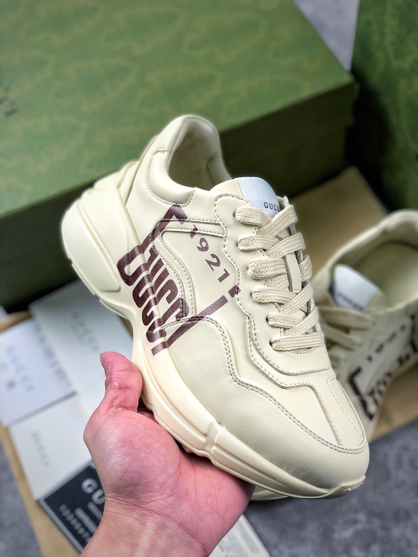 本地自取核心放店
Gucci Rhyton Vintage Trainer Sneaker#做旧皮革角状复古慢跑鞋老爹鞋 原鞋开模 意大利手工代工厂原楦#原面小牛皮 内里小羊皮 对准原鞋 最高还原鞋底 TPU材质加耐磨发泡（抗磨缓震）象牙色皮革经过处理，带有制旧效果 尺码：35/44