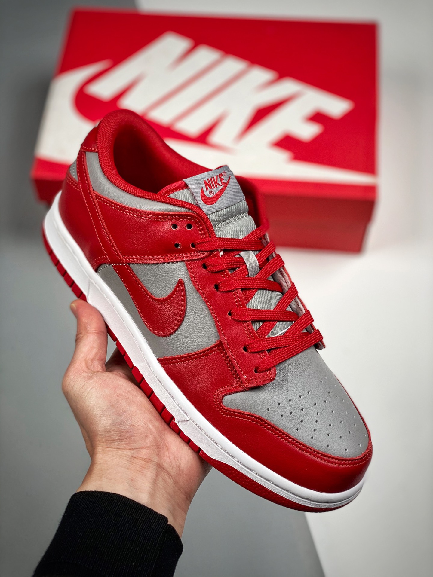 NK Dunk SB Low "Medium Grey" gris y rojo. Producto original puro de fábrica, fotos reales en primer lanzamiento. Materi…