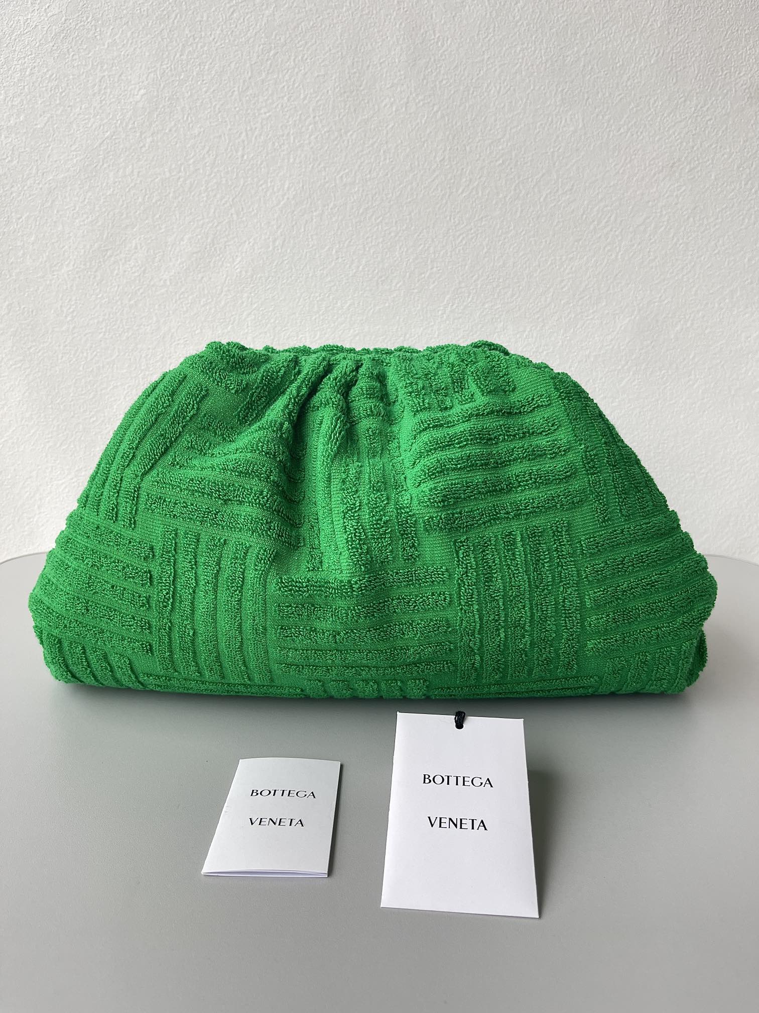 NO:180409,Special offer вoттega veneтa the pouch cloud bag Come and make it happen, sponge clutch [grass green] Cloud bag has always been the best item in the fashion industry. It not only improves the overall level of the outfit, but also stands unique among the crowd!  Super futuristic, cool Size: 38×20×8.5cm, special sale, handbag19860909特价  вoттega veneтa the pouch云朵包 来来来让一下,海绵手拿包【草绿色】 云朵包一直是时髦界的最佳单品 不仅能让穿搭整个提升level 还可以在人群中独树一帜！ 超级有未来感,cool Size:38×20×8.5cm,特价秒杀,handbag,Bag