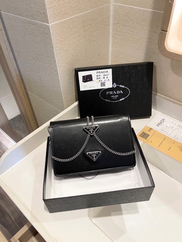 2022春夏SMini borse 普拉达 Prada 一款非常有设计感的腰包 可斜挎可肩背包链可调节拆卸下来就是一条时髦的毛衣链包包也可当作手拿包用视频的最后有链条拆卸下来的样子D-73尺寸：21.5.14 配盒