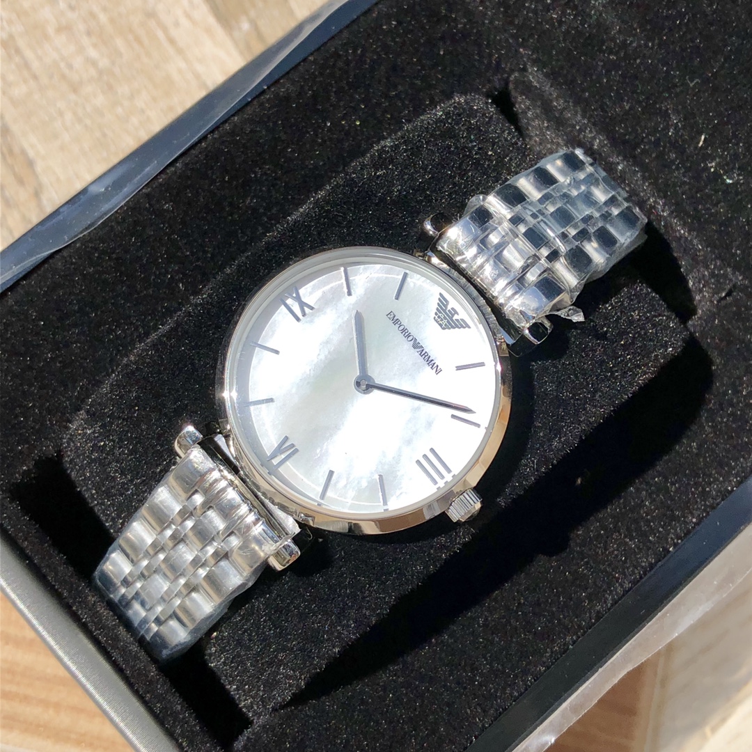 Reloj Armani de cuarzo para mujer, AR1682, superficie de nácar con súper brillo; diámetro ~ 32 mm, acero inoxidable 316…
