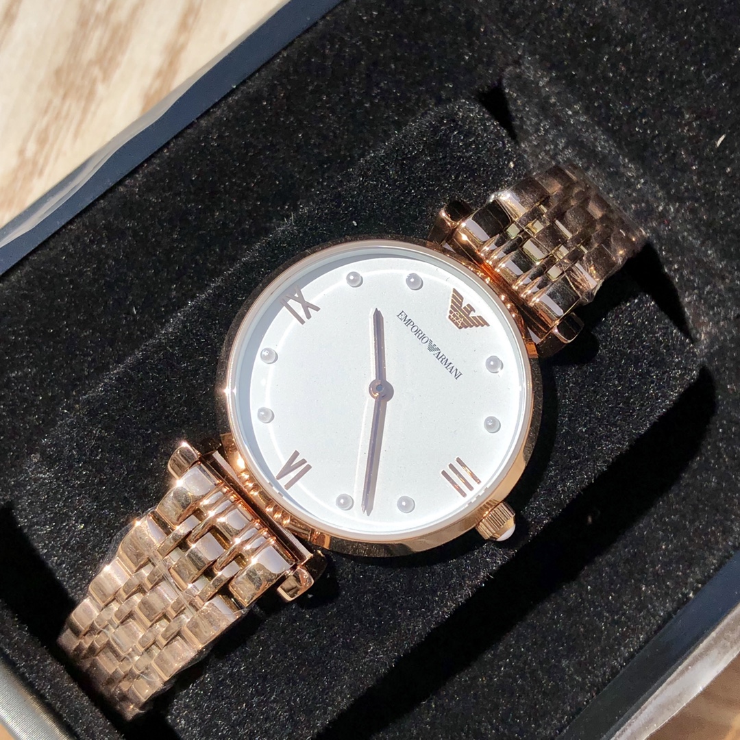 El reloj Armani de cuarzo para mujer, AR11267, tiene una esfera blanca con incrustaciones de 8 perlas, números romanos …