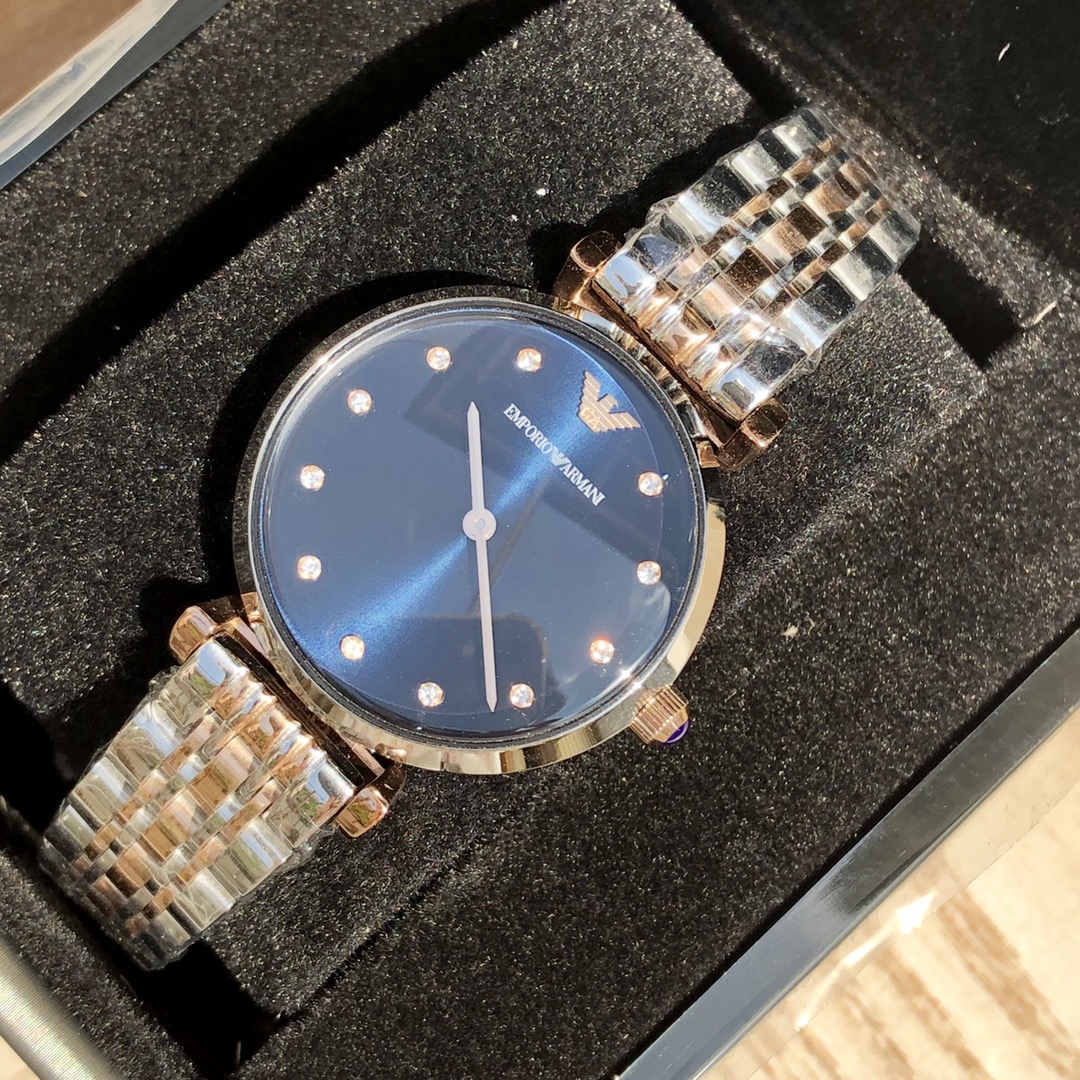 Reloj Armani de cuarzo para mujer, AR11092, la esfera está decorada con escamas redondeadas con diamantes, el estilo az…