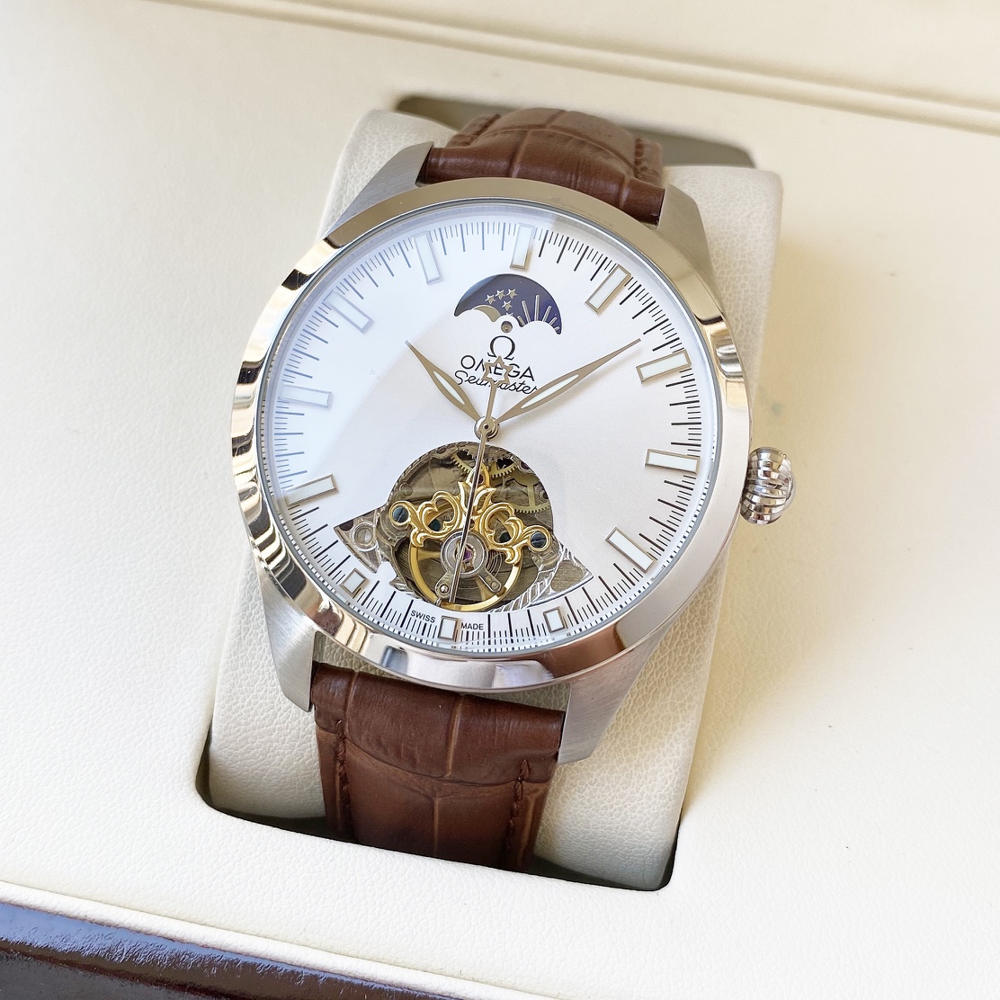全新设计 优雅气质 欧米茄  Omega  男士腕表 全自动机械机芯 矿物强化玻璃 316L精钢表壳 真皮表带 时尚风格 商务必备 尺寸：直径42mm 厚度12mm