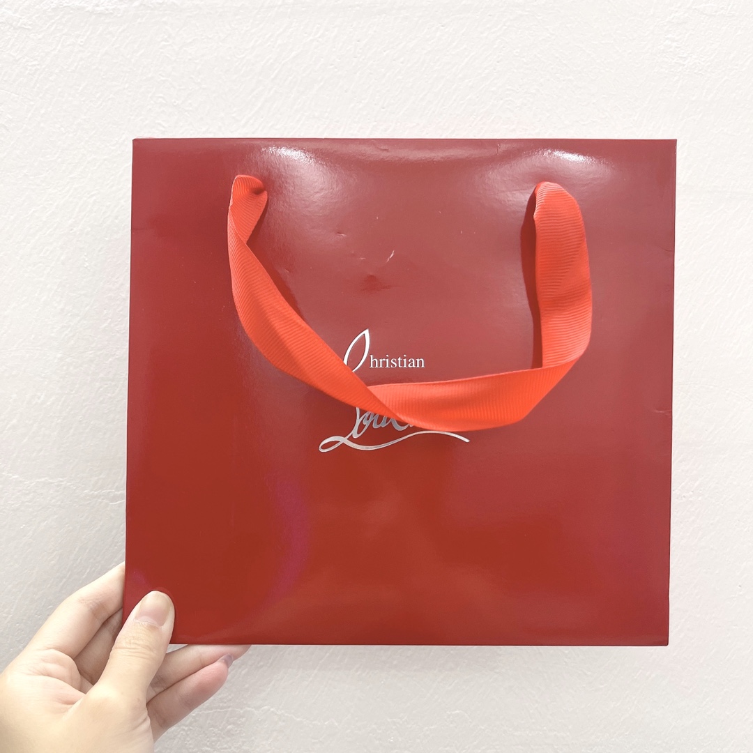 Christian Louboutin Gold Tube Lipstick Set - 505m, 502m, 215m - Perfect Gift 2 i1636019199 2153 1
