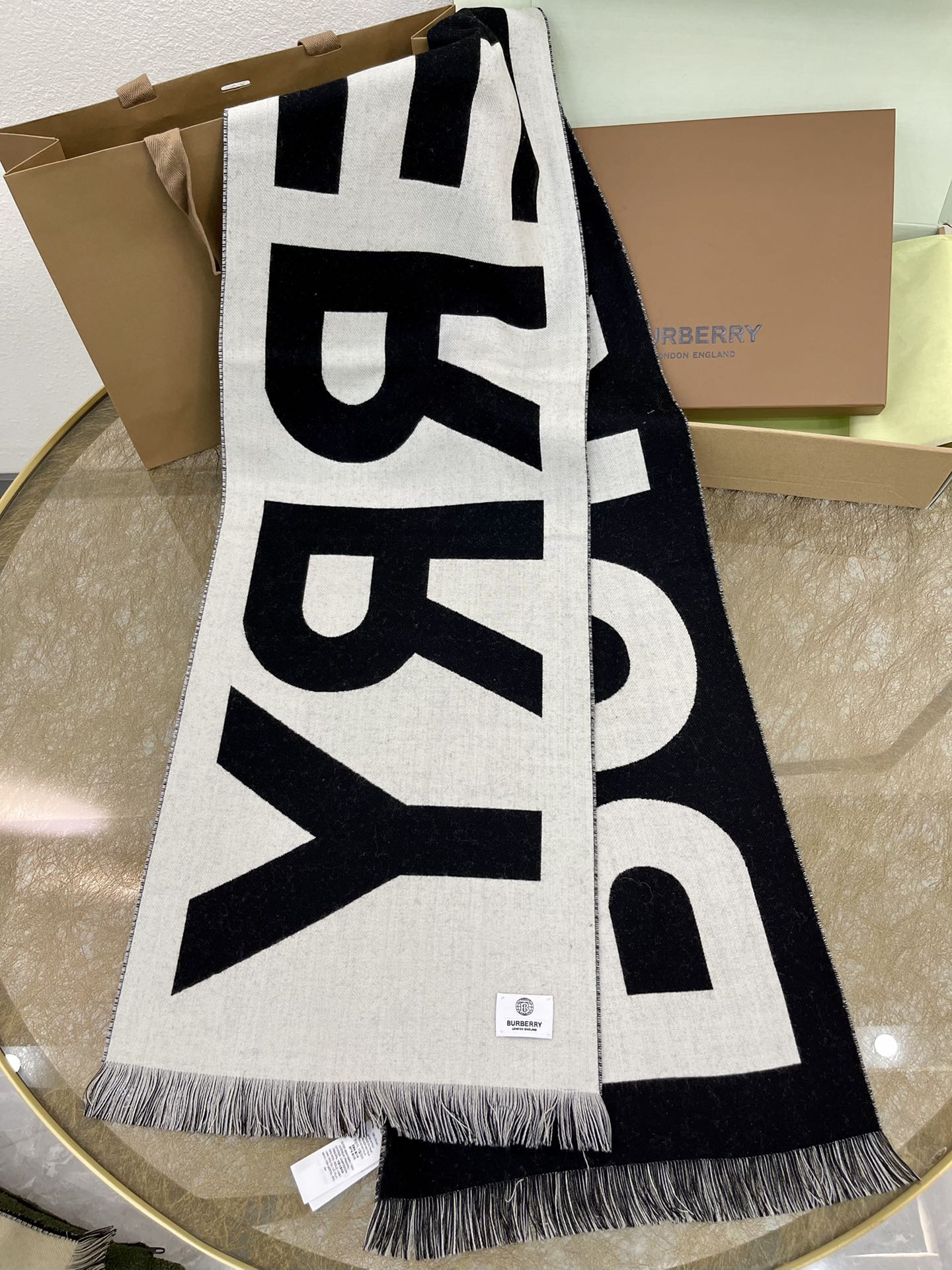 Burberry巴宝莉男女同款大字母羊毛围巾
