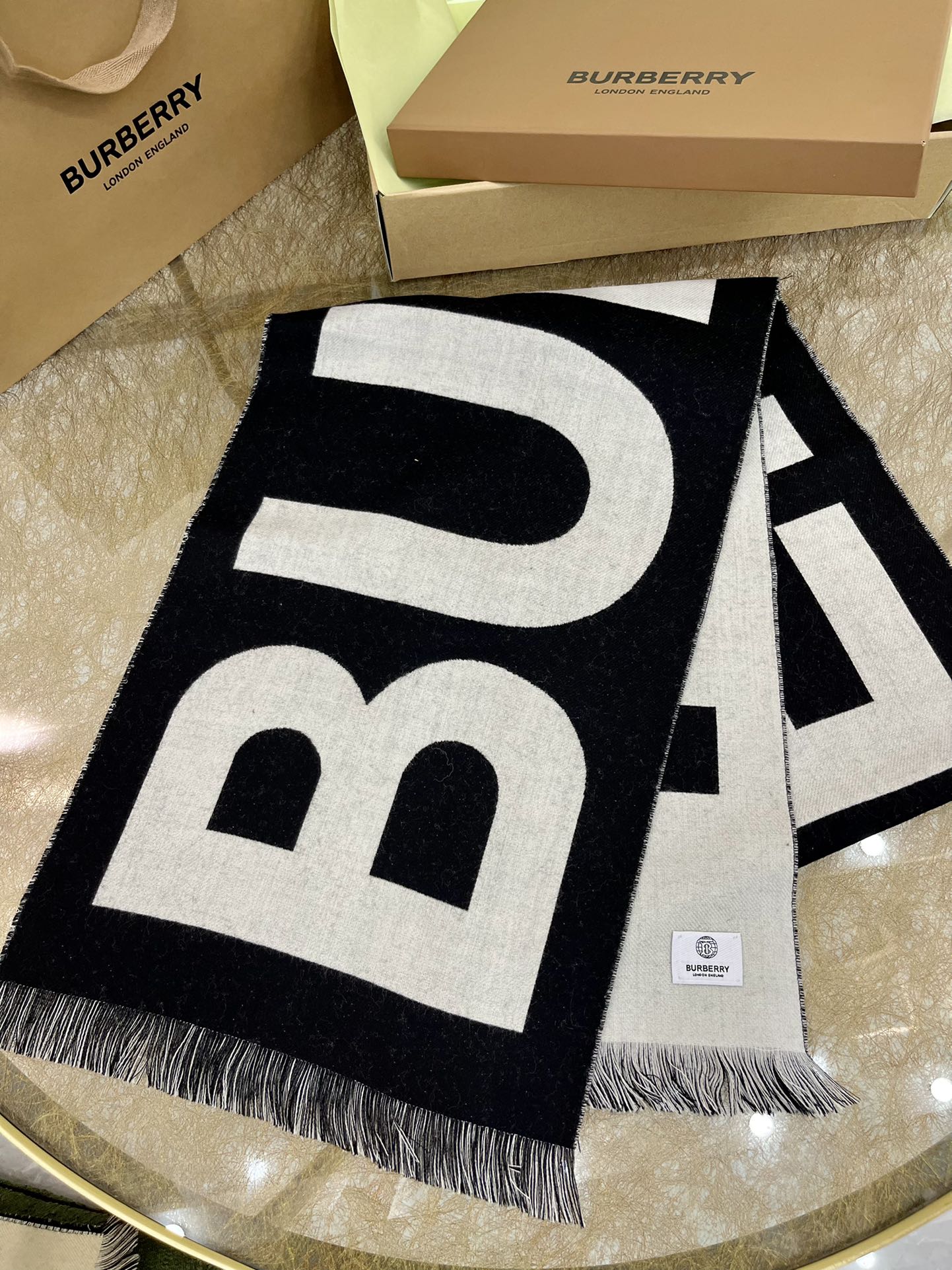 Burberry巴宝莉男女同款大字母羊毛围巾