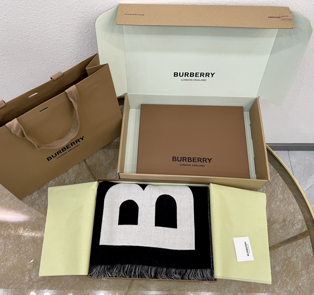 Burberry巴宝莉男女同款大字母羊毛围巾