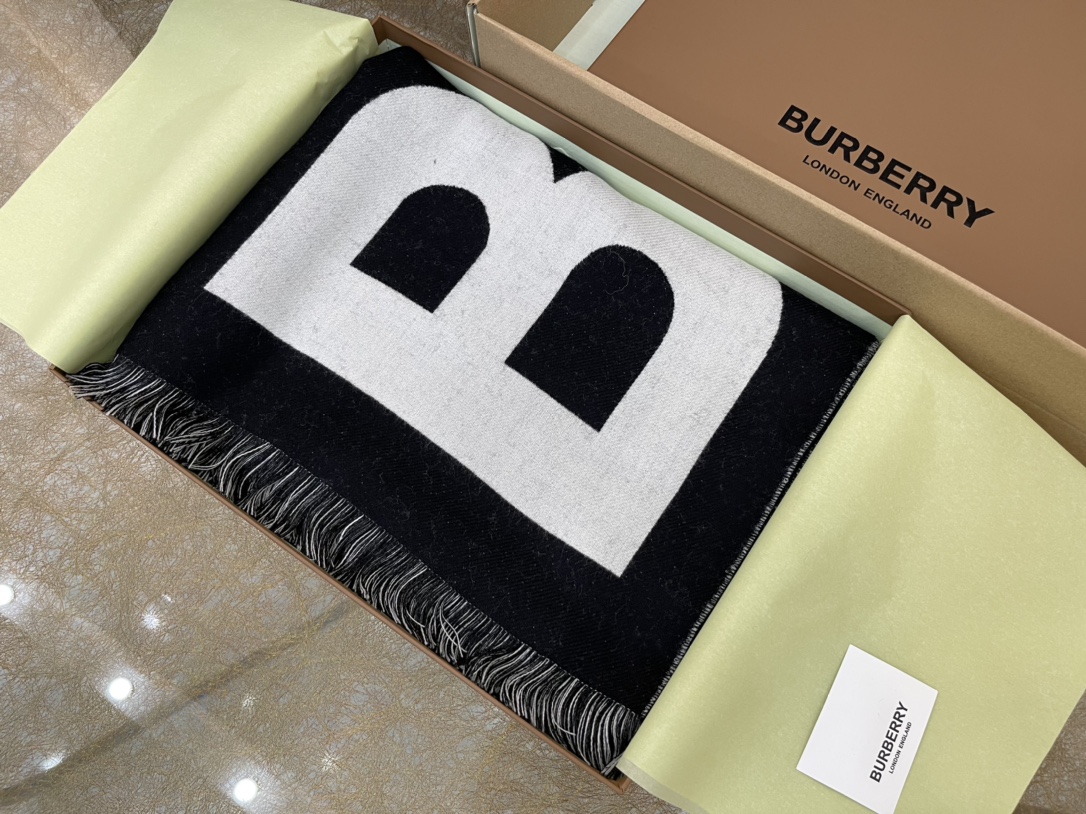 Burberry巴宝莉男女同款大字母羊毛围巾