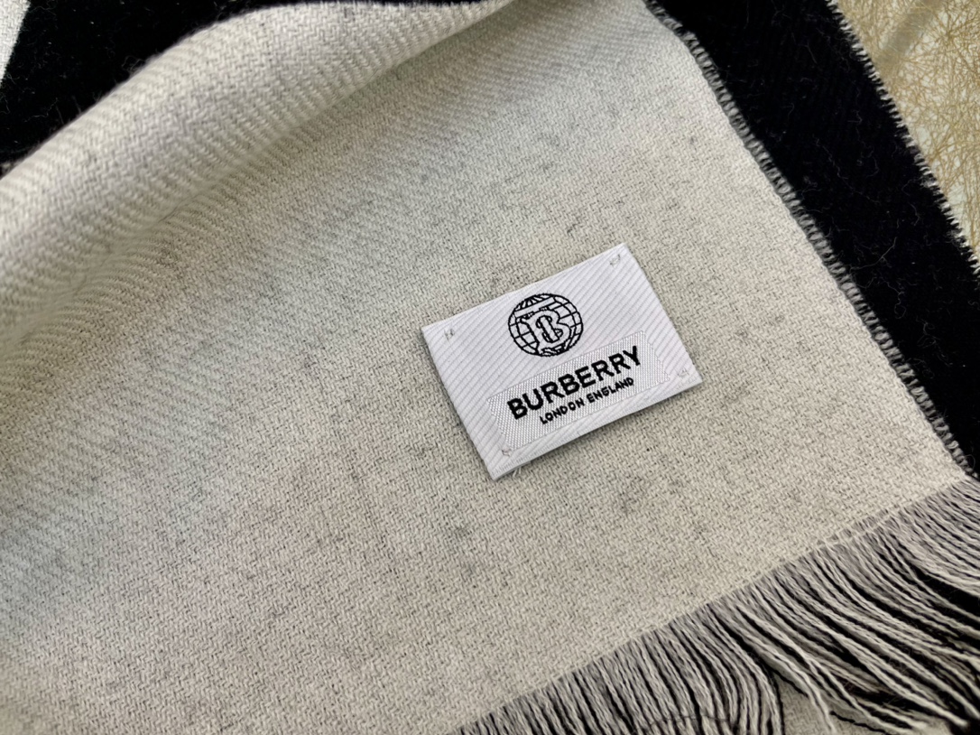Burberry巴宝莉男女同款大字母羊毛围巾