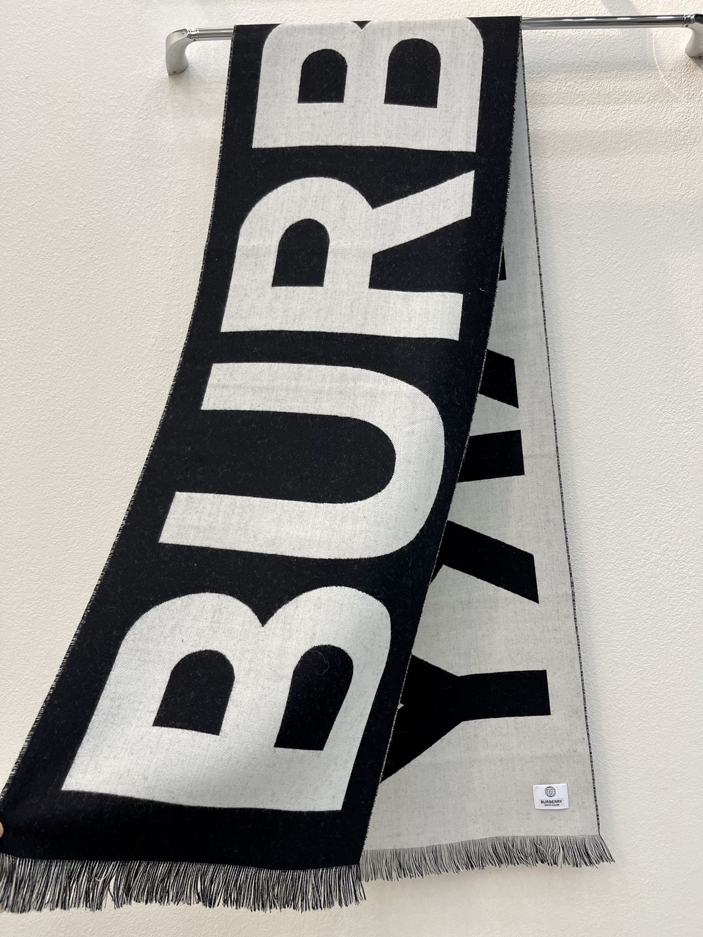 Burberry巴宝莉男女同款大字母羊毛围巾