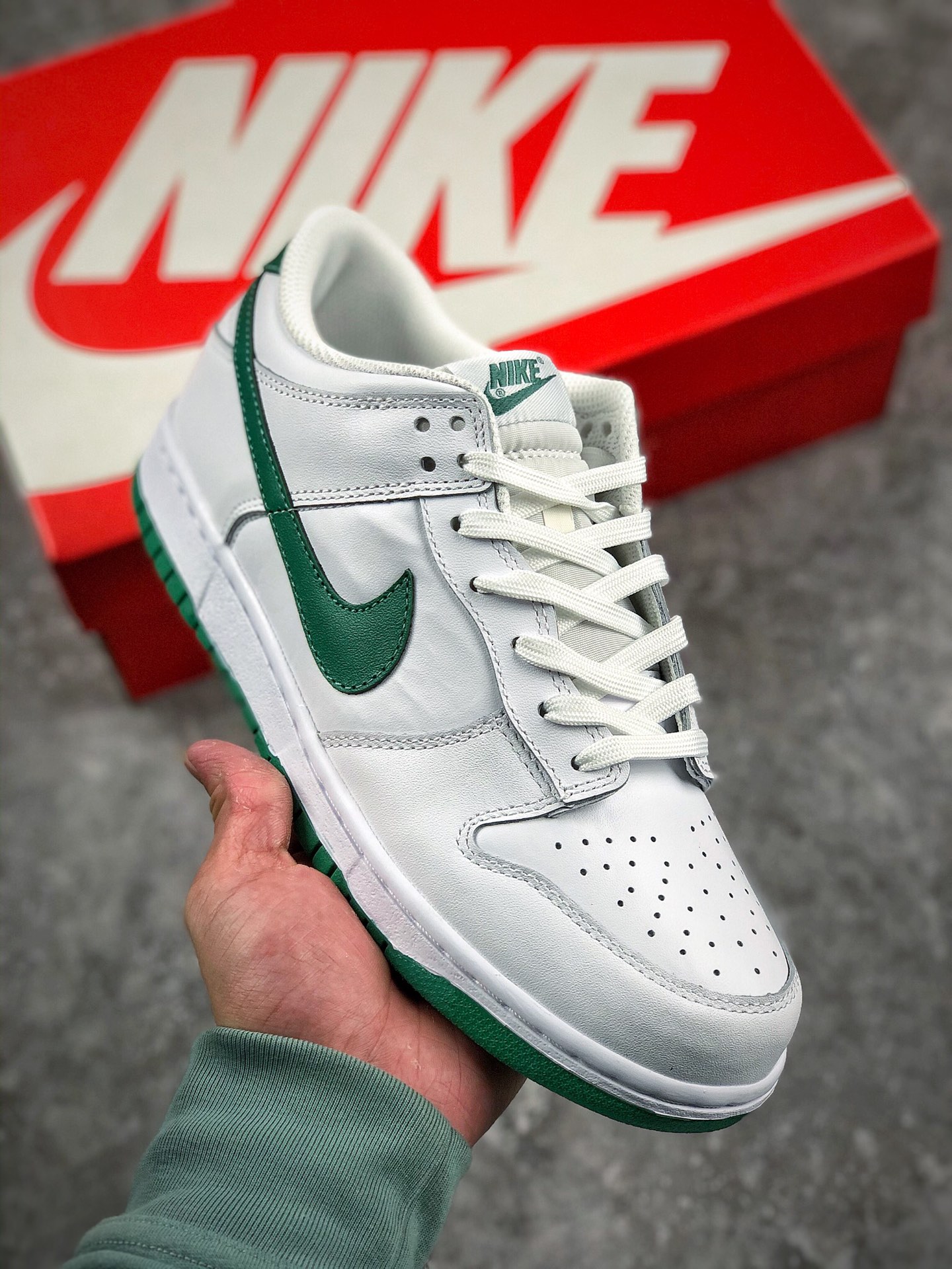 本地自取  终端放货
Nike Dunk SB Low 
白绿配色 大厂出品 极力推荐
原装头层材料 独家版型蒸餾加工
帶來的是更好的视觉和脚感体验
大厂纯原品质出货 清洁度 电绣工艺 皮料切割干净无任何毛边 细节完美 
官方货号: DM7708-100
尺码: 36 36.5 37.5 38 38.5 39 40 40.5 41 42 42.5 43 44 44.5 45 46