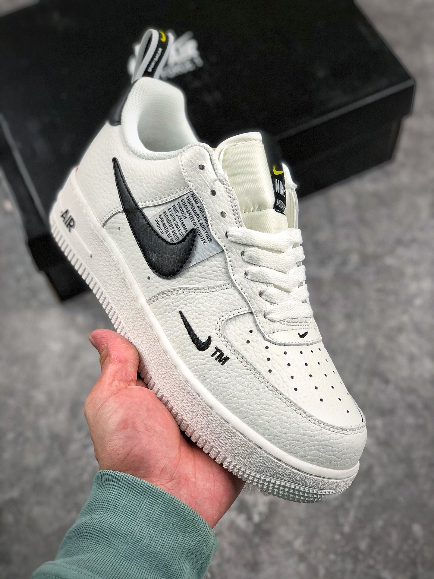 福利特价 冲刺双十一
本地自取 支持放店
 Nike Air Force 1 空军一号低帮板鞋 
#全身荔枝牛纹移膜革 内置全掌Air Sole气垫 全新改良机能=提拉设计后跟 放大LOGO印花镂空钩子内腰细节
尺码:36-45