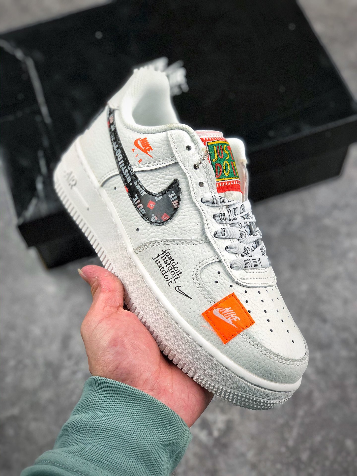 福利特价 冲刺双十一
本地自取 支持放店
 Nike Air Force 1 空军一号低帮板鞋 
#全身荔枝牛纹移膜革 内置全掌Air Sole气垫 全新改良机能=提拉设计后跟 放大LOGO印花镂空钩子内腰细节
尺码:36-45