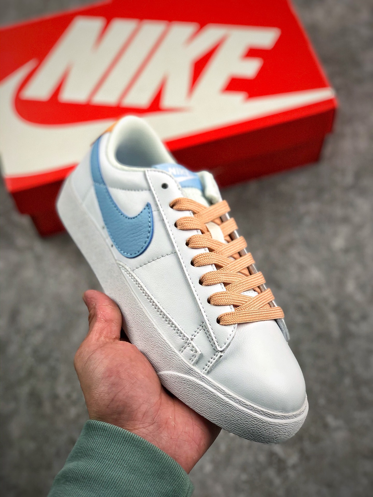 福利特价 冲刺双十一
本地自取  支持放店
Nike Blazer Low“Pink Quartz”白蓝
经典开拓者低帮板鞋
采用粒面牛培皮革鞋面材质#环保绿吸附性中底布
货号：DM7168-104
尺码：36 36.5 37.5 38 38.5 39