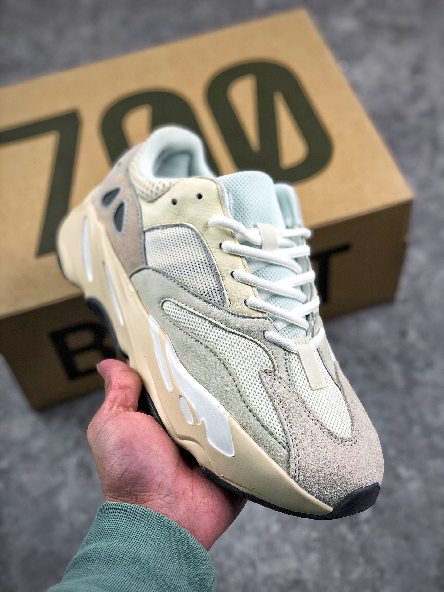 福利特价 冲刺双十一
本地自取 支持放店
纯原版本 椰子700
YEEZY 700 BOOST Analog 白灰
货号:EG7596
细节处理到位
Boost反馈十足
尺码：36-47