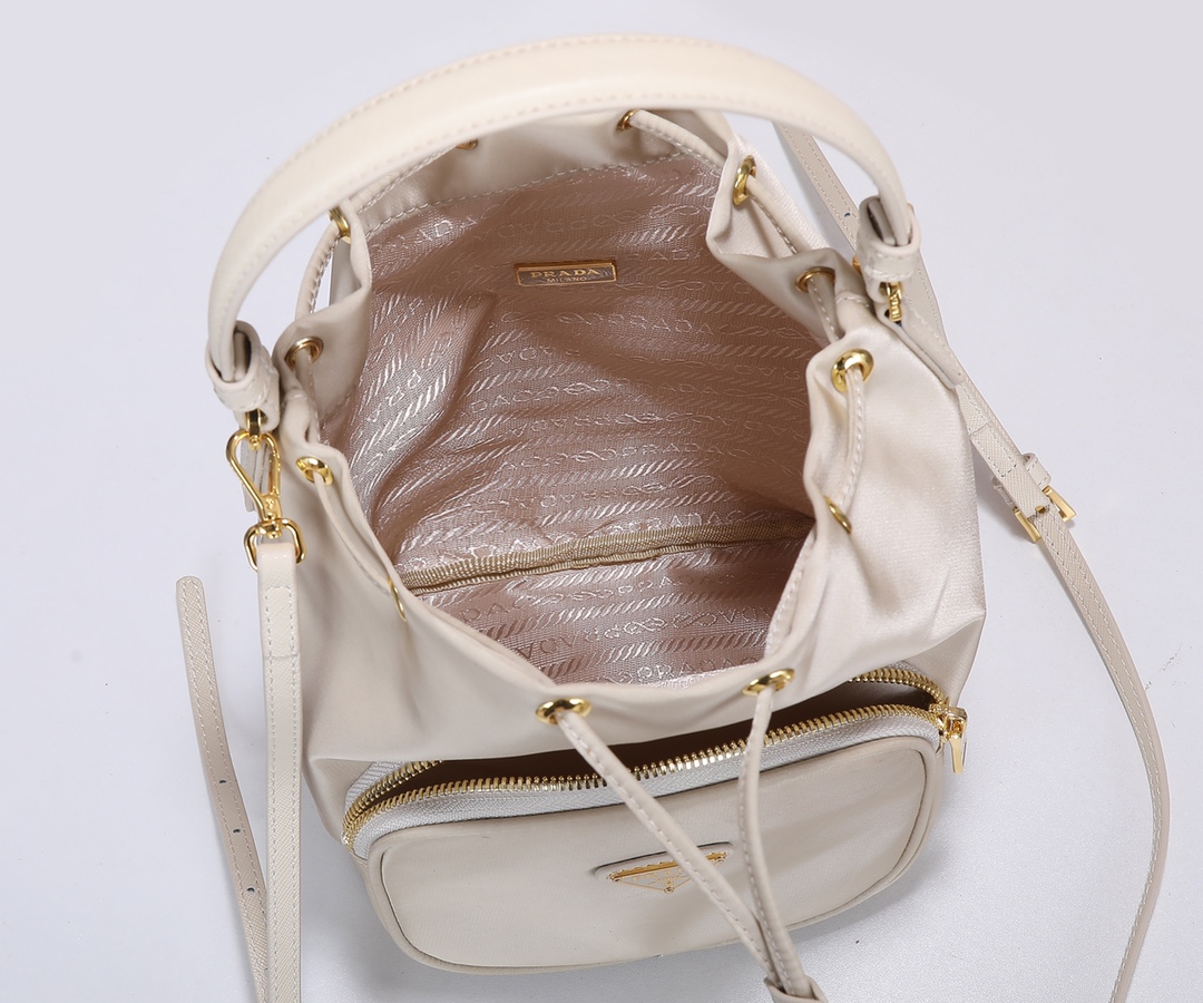 Prada 款桶包采用进口尼龙布料， 五级，手提/斜跨，轻便又实用又 ，美女们赶紧入手哦，165代工码