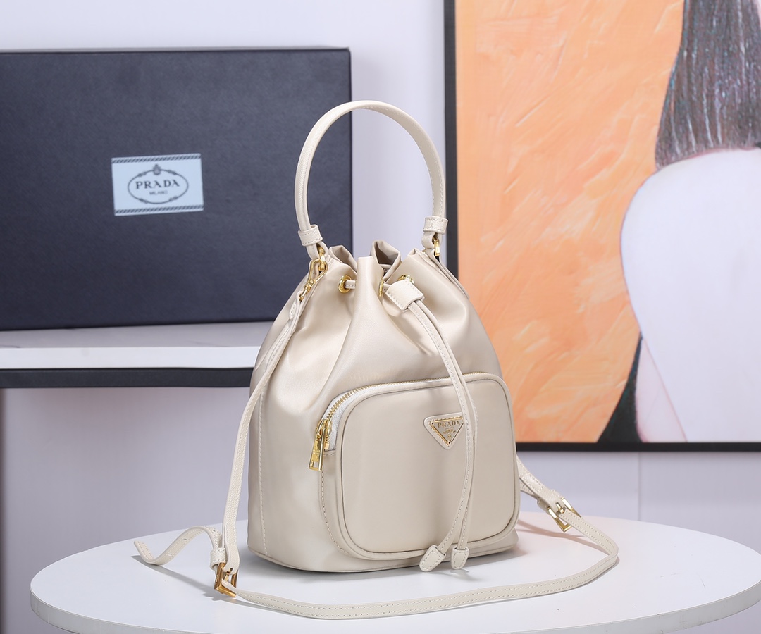 Prada 款桶包采用进口尼龙布料， 五级，手提/斜跨，轻便又实用又 ，美女们赶紧入手哦，165代工码