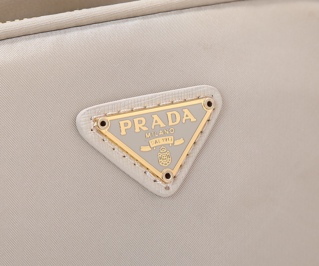 Prada 款桶包采用进口尼龙布料， 五级，手提/斜跨，轻便又实用又 ，美女们赶紧入手哦，165代工码