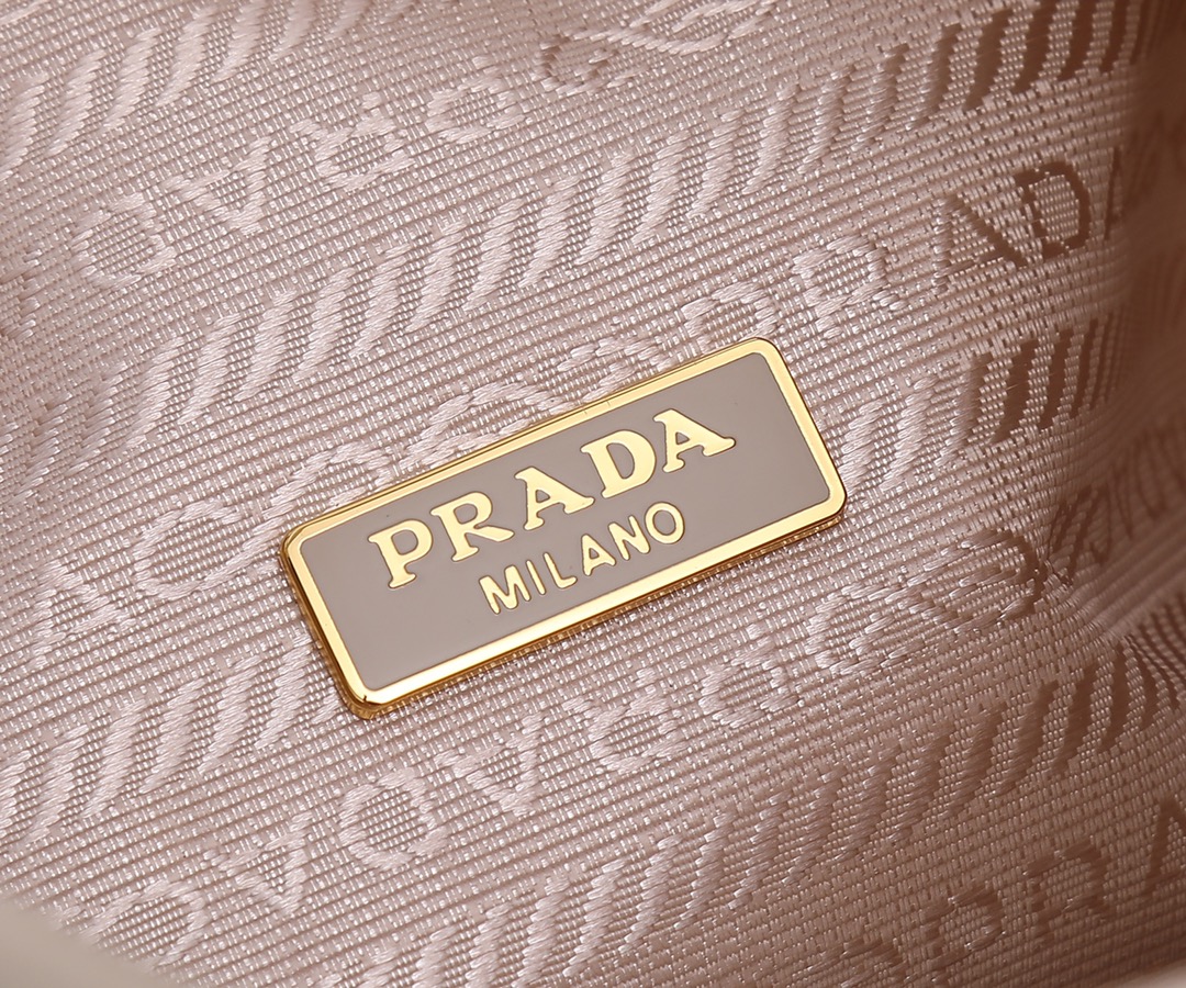 Prada 款桶包采用进口尼龙布料， 五级，手提/斜跨，轻便又实用又 ，美女们赶紧入手哦，165代工码
