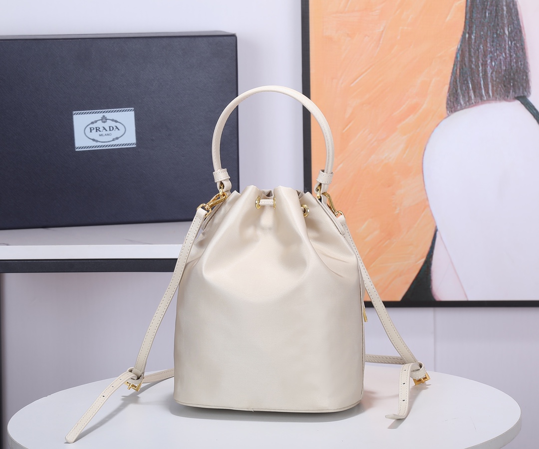 Prada 款桶包采用进口尼龙布料， 五级，手提/斜跨，轻便又实用又 ，美女们赶紧入手哦，165代工码