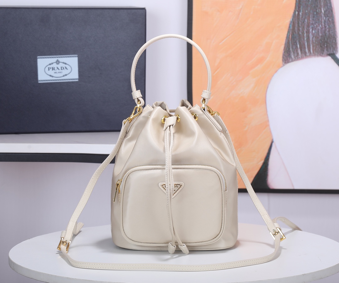 Prada 款桶包采用进口尼龙布料， 五级，手提/斜跨，轻便又实用又 ，美女们赶紧入手哦，165代工码