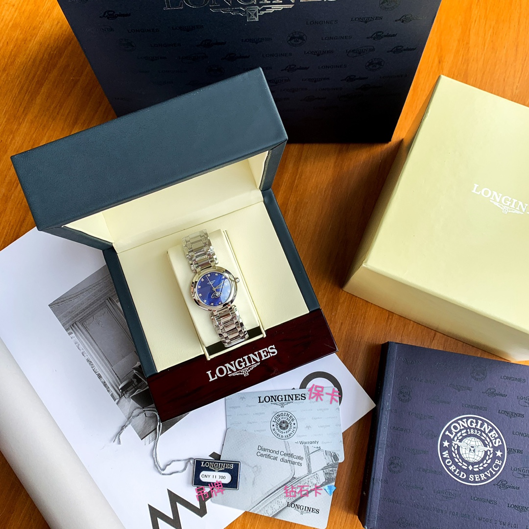 批💰700配盒
现货 现货。独家新品上新!普通版本已流入市场,请谨慎购买!区别于我们单一个原装机芯就可以买他一个成品,更别说原厂壳套,镶嵌11VVS级真钻💎,支持专柜付费维修,浪琴心月系列L8.115.4.71.6月相腕表,优雅而至。璀璨星系中的一颗新星,精致简洁的蓝色贝母表盘,令腕表更加柔和,典雅别致的外观,与正品一致的月相功能。日月交替新的一天又开始了!腕表尺寸30.5mm,圆润的曲线式设计使得壳体别致精巧。举手投足之间,落落大方。每个表一个身份证号!四码合一,配置两个身份卡,一个吊牌均与底盖同步!