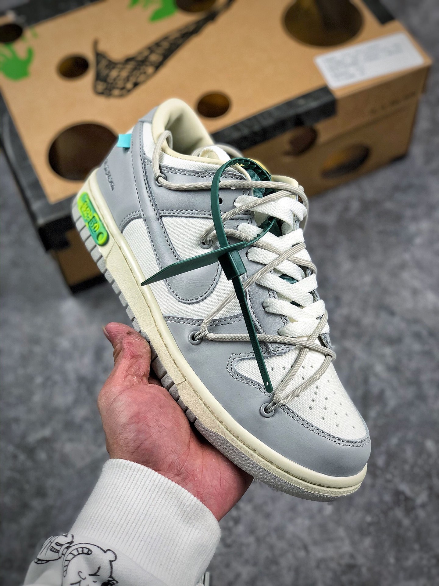 本地自取 核心放店 放店价格调整 退换一天
纯原版本 Off-White x Nk Dunk Low OW 麂皮 SB扣碎篮板时尚休闲板鞋 DJ0950-110
#原厂原档案开发，原盒原标，原厂头层皮料，正确配套防尘纸、衬纸、联名防盗扣
尺码：36 36.5 37.5 38 38.5 39 40 40.5 41 42 42.5 43 44 44.5 45 46 47.5