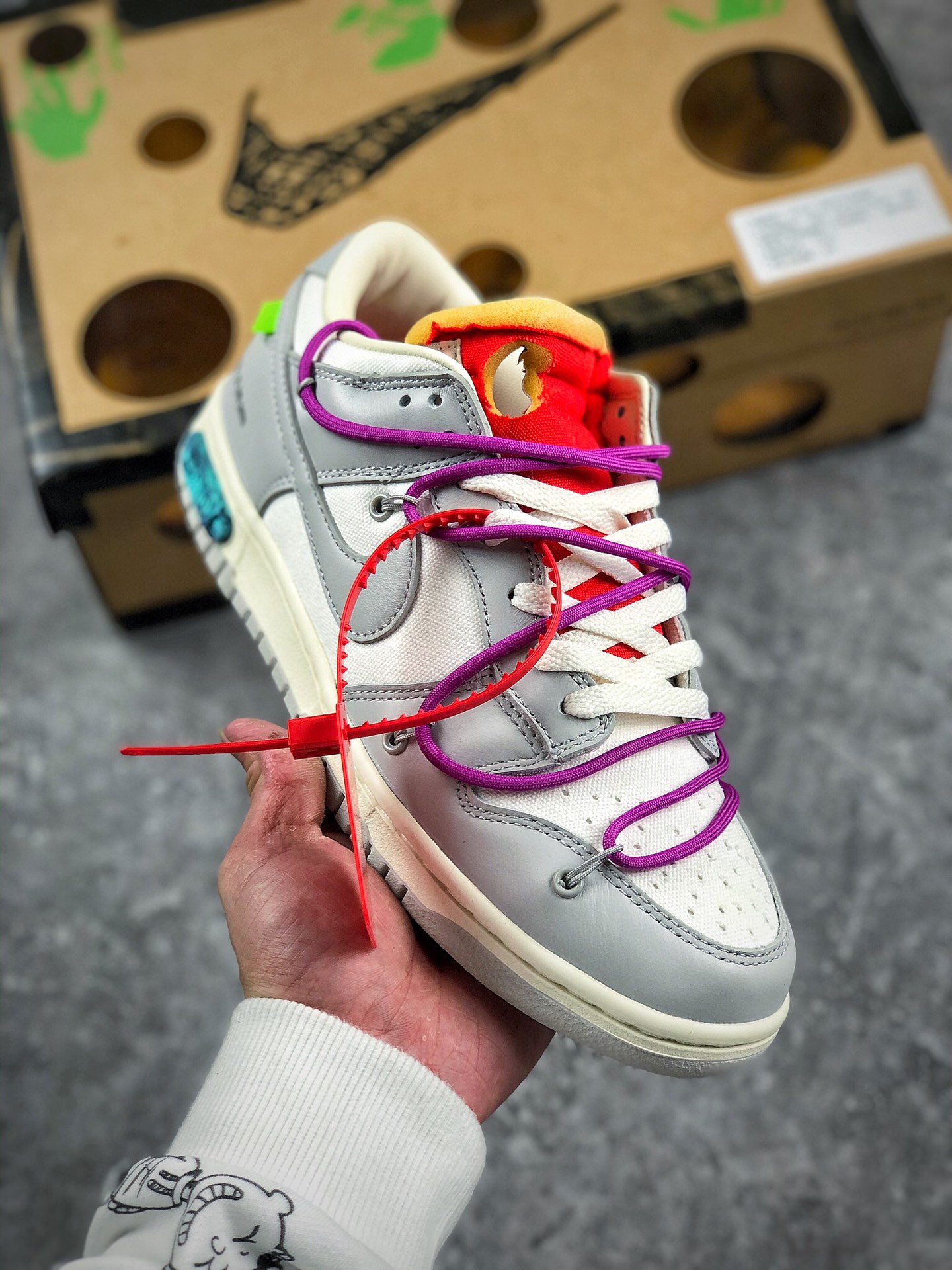 本地自取 核心放店 放店价格调整 退换一天
纯原版本 Off-White x Nk Dunk Low OW 麂皮 SB扣碎篮板时尚休闲板鞋 DJ0950-110
#原厂原档案开发，原盒原标，原厂头层皮料，正确配套防尘纸、衬纸、联名防盗扣
尺码：36 36.5 37.5 38 38.5 39 40 40.5 41 42 42.5 43 44 44.5 45 46 47.5