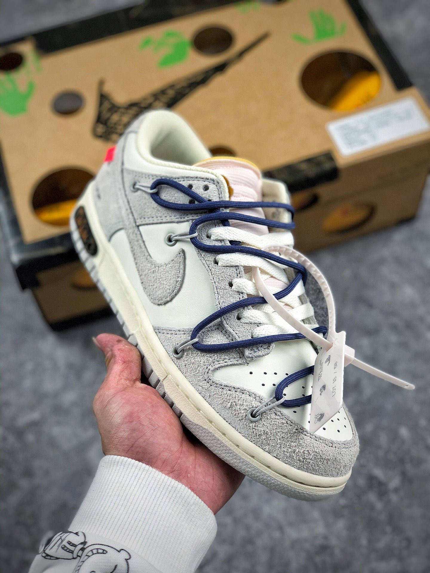 本地自取 核心放店 放店价格调整 退换一天
纯原版本 Off-White x Nk Dunk Low OW 麂皮 SB扣碎篮板时尚休闲板鞋 DJ0950-110
#原厂原档案开发，原盒原标，原厂头层皮料，正确配套防尘纸、衬纸、联名防盗扣
尺码：36 36.5 37.5 38 38.5 39 40 40.5 41 42 42.5 43 44 44.5 45 46 47.5