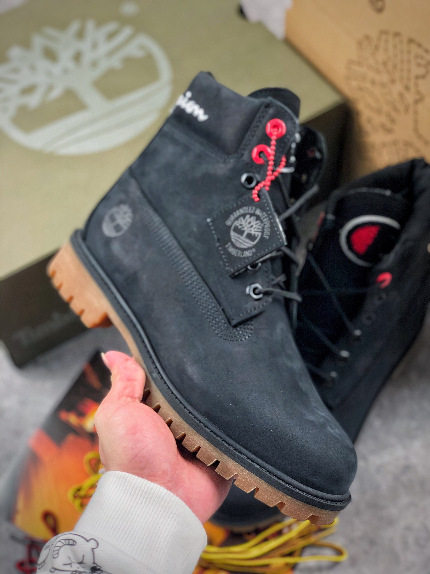 本地自取 核心放店
Timberland x Champion 添柏岚冠军联名 三色黑色 灰色 蓝色
潮流爆炸款 添柏岚合作联名 立体绣标  潮流工装世家 大街走秀网红款 中山原厂代工 原单进口防水皮料 注塑大底  最新工艺电脑车线 四线并齐 横折动态防泼水 全新原厂包装鞋盒 市场独家供应 海淘专用顶级版本 
尺码：39 40 41 42 43 44 45 偏大一码