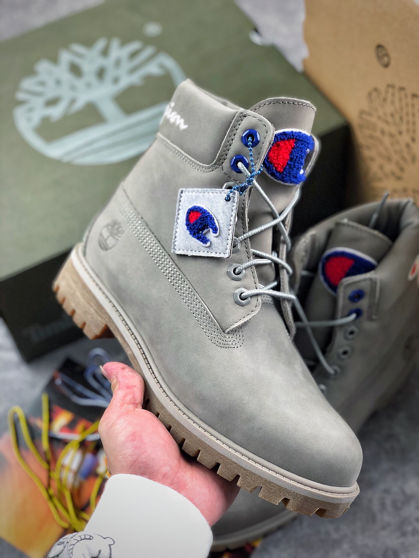 本地自取 核心放店
Timberland x Champion 添柏岚冠军联名 三色黑色 灰色 蓝色
潮流爆炸款 添柏岚合作联名 立体绣标  潮流工装世家 大街走秀网红款 中山原厂代工 原单进口防水皮料 注塑大底  最新工艺电脑车线 四线并齐 横折动态防泼水 全新原厂包装鞋盒 市场独家供应 海淘专用顶级版本 
尺码：39 40 41 42 43 44 45 偏大一码