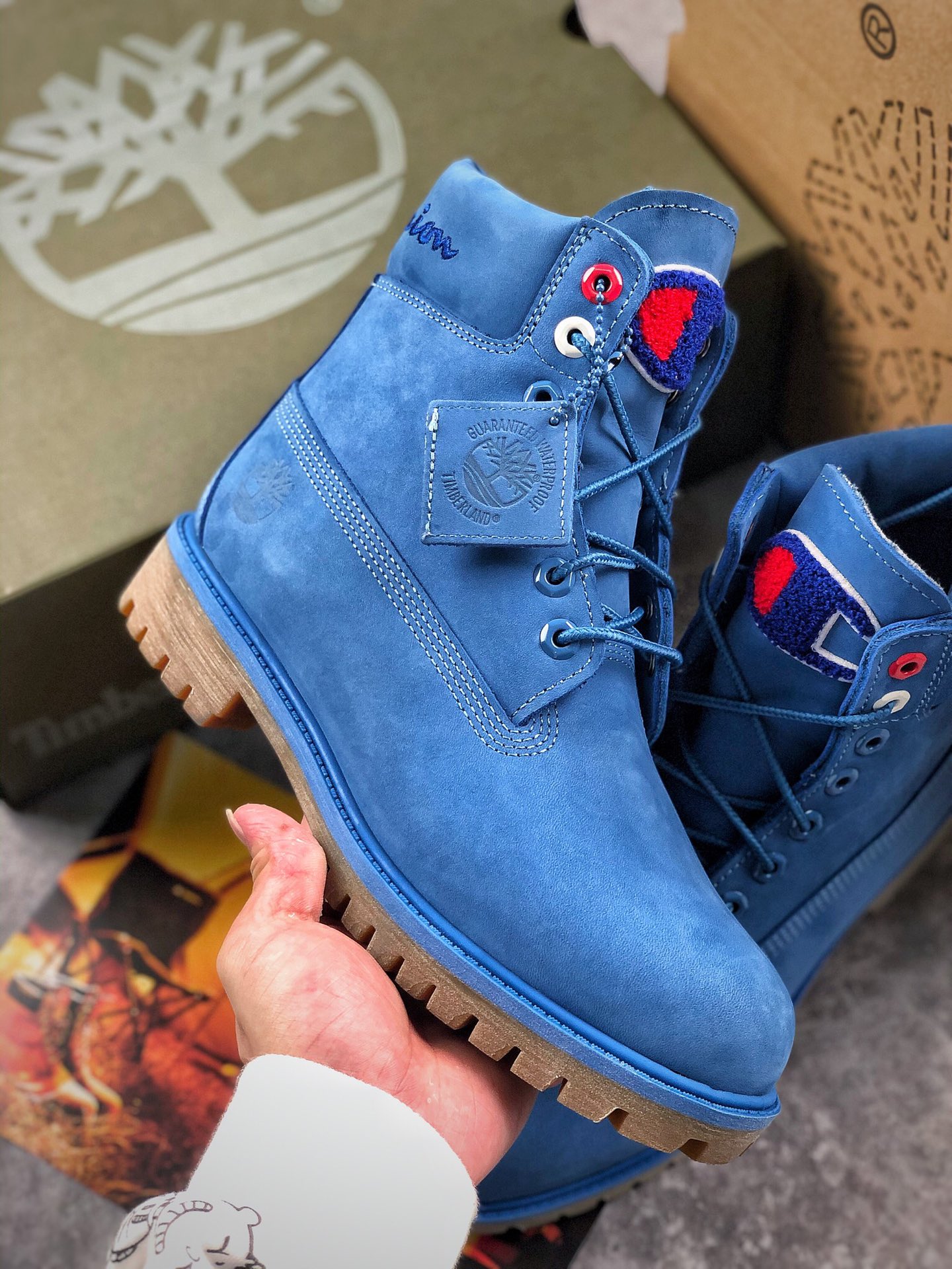 本地自取 核心放店
Timberland x Champion 添柏岚冠军联名 三色黑色 灰色 蓝色
潮流爆炸款 添柏岚合作联名 立体绣标  潮流工装世家 大街走秀网红款 中山原厂代工 原单进口防水皮料 注塑大底  最新工艺电脑车线 四线并齐 横折动态防泼水 全新原厂包装鞋盒 市场独家供应 海淘专用顶级版本 
尺码：39 40 41 42 43 44 45 偏大一码