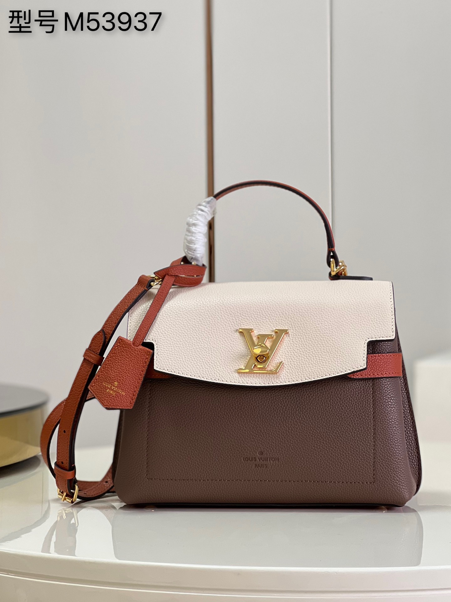 NO:397993,【Exclusive real photo M53937】New color Lockme Ever handbag condenses the essence and elegantly accommodates daily needs with BB size. Soft calfskin shapes the flip design and smooth lines to release modern charm. Leather shoulder straps provide shoulder or crossbody. Size 28×20×11.5cm q.,LV【original leather】,louis vuitton,cowhide19860909【独家实拍M53937】新色 Lockme Ever 手袋浓缩精髓,以 BB 尺寸优雅容纳日常所需.柔软小牛皮塑造翻盖设计与流畅线条,释放摩登魅力.皮革肩带提供肩背或斜挎方式.尺寸28×20×11.5cm q.,LV【原厂皮】,louis vuitton,cowhide,Bag