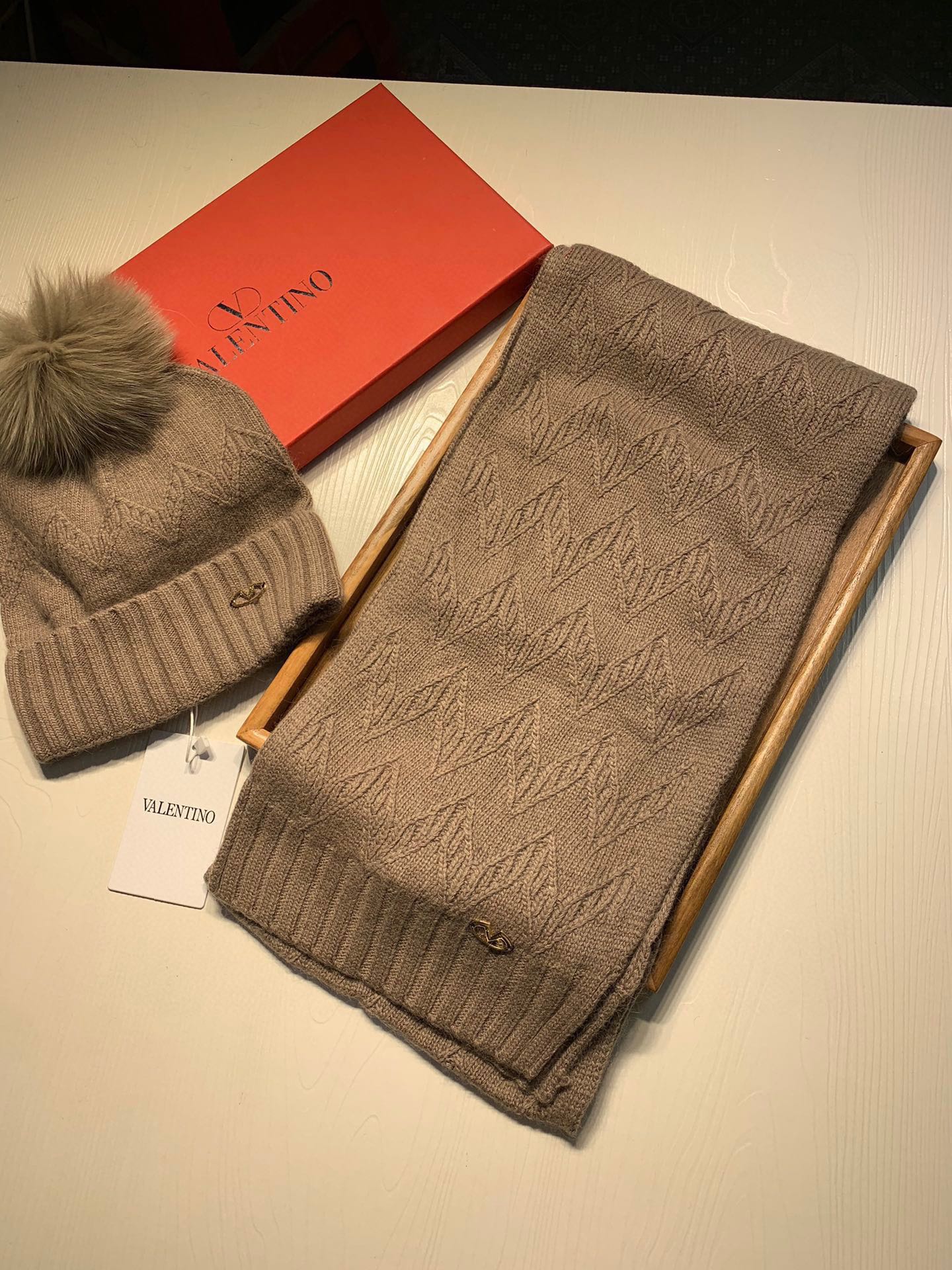 [Valentino Hats] Valentino [Wool suit hat with fox fur ball] Classic suit hat