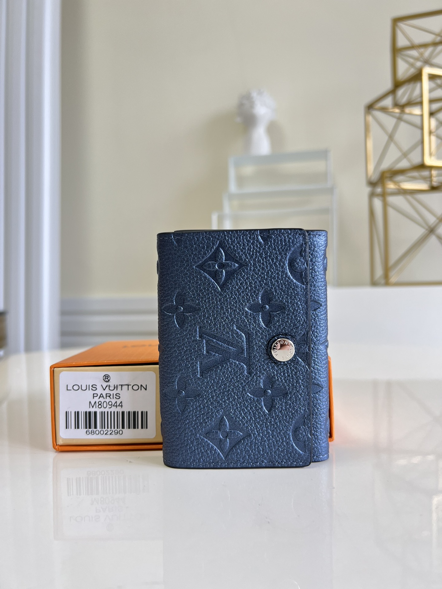 NO:397966,【Exclusive real photo M80944 Metal Blue】Blue full-length embossed This Cléa wallet is made of Monogram Empreinte soft grain cowhide, embellished with Louis Vuitton's iconic Monogram embossed pattern. It has a stylish design, exquisite and compact yet spacious capacity, and can be easily included in a pocket, jacket or small bag! Dimensions 12 x 9 x 3.5 cm (length x height x width) a.,LV【original leather】,louis vuitton,louis vuitton,jackets & coats,cowhide19860909【独家实拍M80944金属蓝】蓝色全皮压花 本款Cléa錢包以Monogram Empreinte柔軟粒面牛皮製成,綴以路易威登標誌性的Monogram压花图案,設計時尚,精緻小巧卻容量寬敞,可轻松收入口袋 、外套或小包中！尺寸12 x 9 x 3.5 厘米(长度 x 高度 x 宽度)a.,LV【原厂皮】,louis vuitton,louis vuitton,jackets & coats,cowhide,Bag