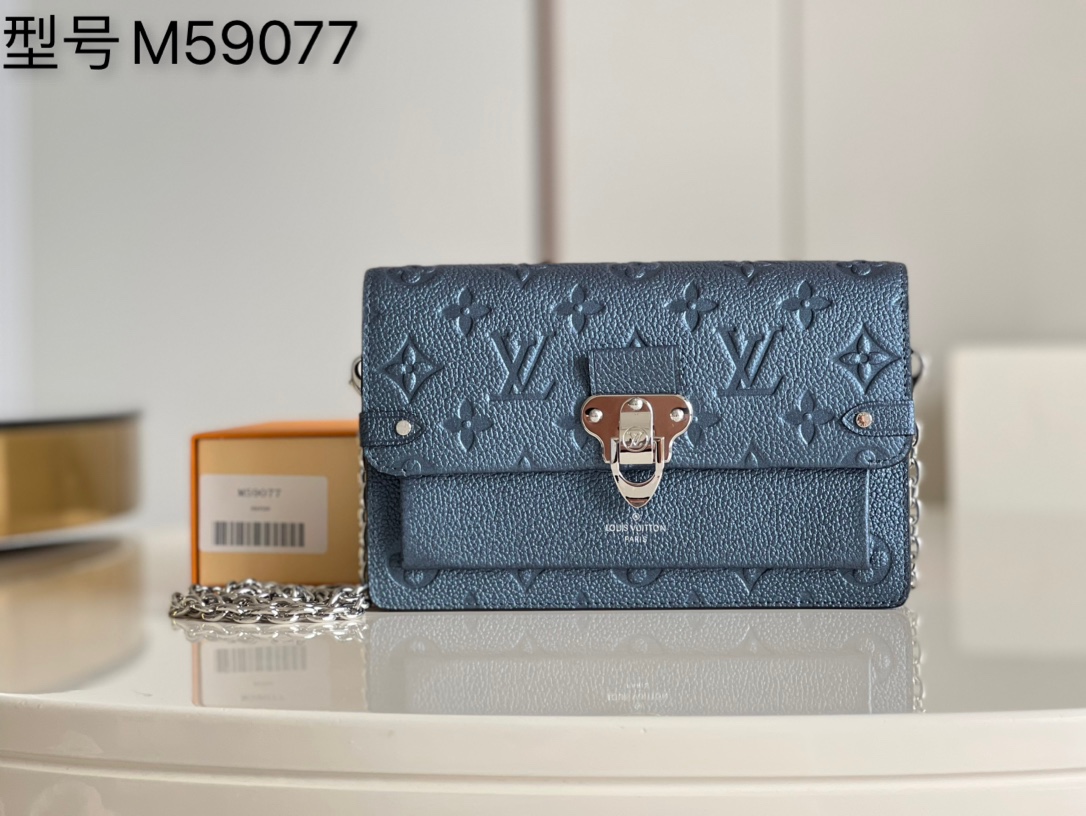 NO:397960,[Exclusive real photo M59077 Metal Blue] VAVIN Chain Wallet Vavin Chain Wallet cleverly blends the classic Damier canvas and leather. The design elements of the brand's traditional suitcase are transformed into a golden hook buckle with a flap. Use a detachable chain shoulder strap to easily change various ways of carrying, suitable for day and night. 19.0 x 12.5 x 4.0 cm (Length x Height x Width) a.,LV [Original Leather],louis vuitton19860909【独家实拍M59077金属蓝】 VAVIN 链条钱夹Vavin 链条钱夹将经典的 Damier 帆布与皮革巧妙融合.品牌传统行李箱的设计元素化身为一枚金色钩扣,镶缀翻盖.巧用可拆卸链条肩带,轻松变换多种背携方式,昼夜场合皆宜.19.0 x 12.5 x 4.0 cm (长 x 高 x 宽) a.,LV【原厂皮】,louis vuitton,Bag