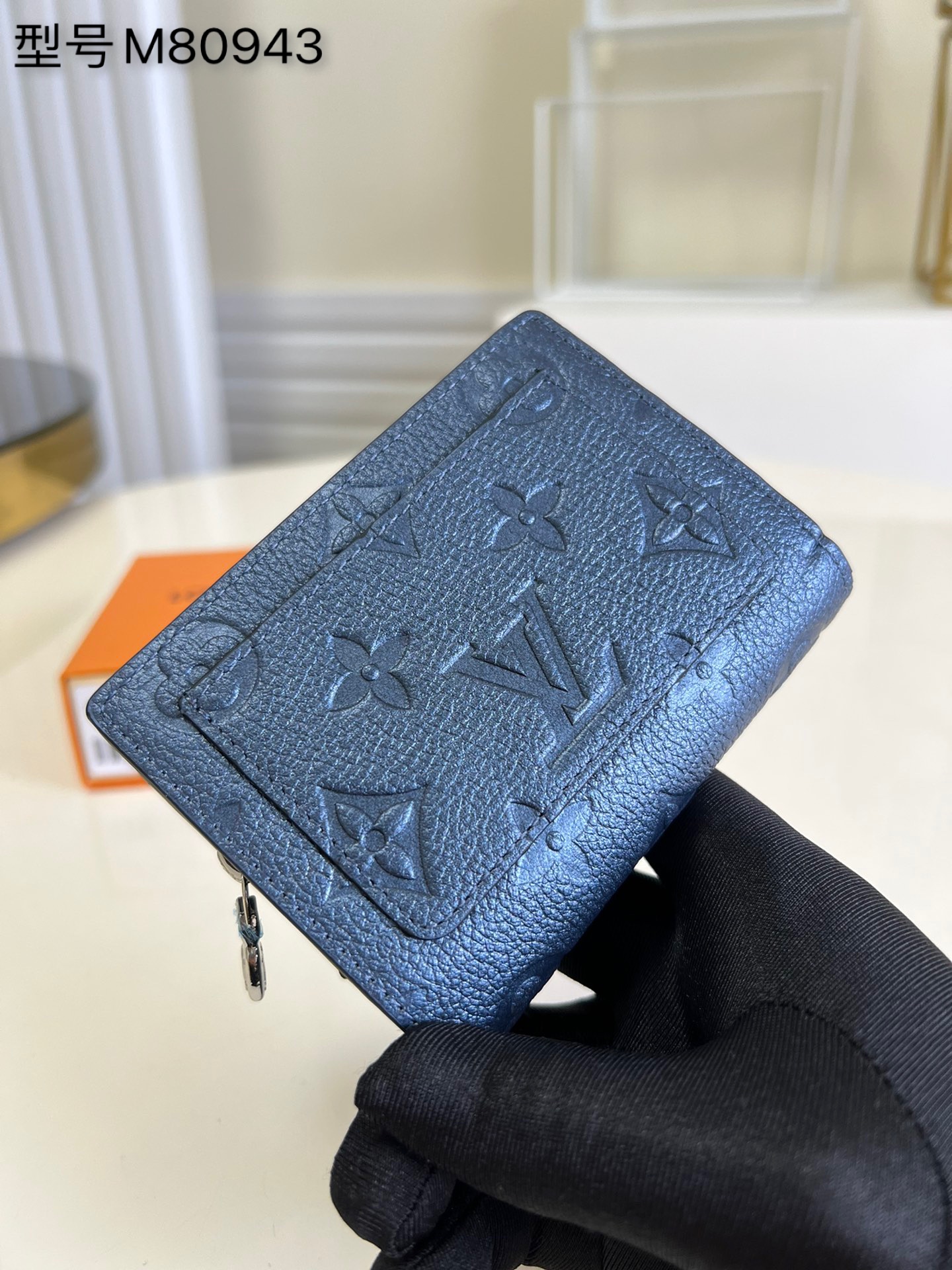 NO:397963,【Exclusive real photo M80943 Metal Blue】Full-leather embossed This Cléa wallet is made of Monogram Empreinte soft grain cowhide, embellished with Louis Vuitton's iconic Monogram embossed pattern. It has a stylish design, exquisite and compact yet spacious capacity, and is decorated with an outer patch pocket, zippered coin bag, banknote compartment and six credit card mezzanines. Dimensions 12 x 9 x 3.5 cm (length x height x width) A.,LV [original leather],louis vuitton,louis vuitton,cowhide19860909【独家实拍M80943金属蓝】全皮压花 本款Cléa錢包以Monogram Empreinte柔軟粒面牛皮製成,綴以路易威登標誌性的Monogram压花图案,設計時尚,精緻小巧卻容量寬敞,綴有一個外貼袋、拉鏈零錢袋、紙幣隔層及六個信用卡夾層.尺寸12 x 9 x 3.5 厘米(长度 x 高度 x 宽度)A.,LV【原厂皮】,louis vuitton,louis vuitton,cowhide,Bag